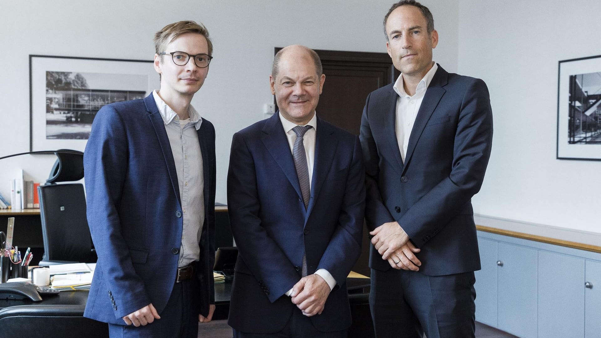 Minister Scholz mit den t-online.de-Redakteuren in seinem Büro im Finanzministerium.