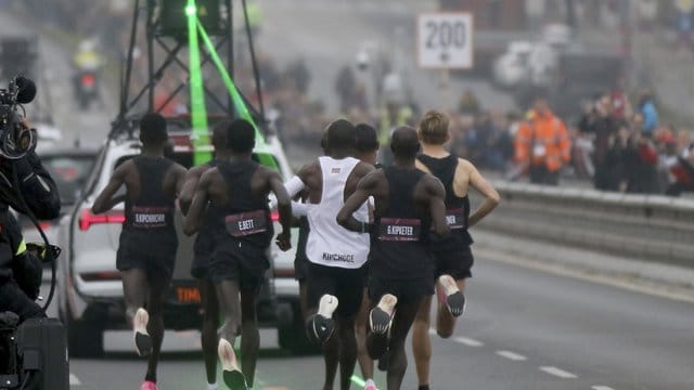 Eliud Kipchoge (M) auf dem Weg zu seiner Marathon-Fabelzeit in Wien.