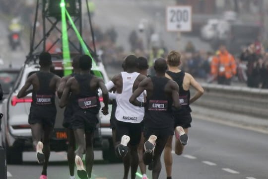 Eliud Kipchoge (M) auf dem Weg zu seiner Marathon-Fabelzeit in Wien.