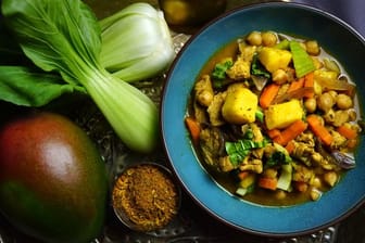 Mango, Kichererbsen, Teriyaki-Soße und die afrikanische Gewürzmischung Chakalaka: Bei diesem Gericht kommen ganz unterschiedliche Einflüsse in eine Pfanne.