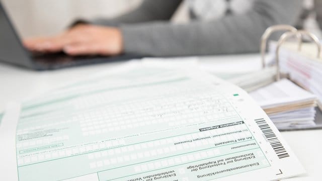 Einladende bei Geschäftsessen sollten darauf achten, dass die erforderlichen Angaben zeitnah auf dem Bewirtungsbeleg erfasst werden. Einladende bei Geschäftsessen sollten darauf achten, dass die erforderlichen Angaben zeitnah auf dem Bewirtungsbeleg erfasst werden.
