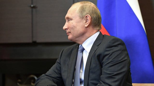 Wladimir Putin lädt 44 Staats- und Regierungschefs zum ersten Russland-Afrika-Gipfel nach Sotschi. Wladimir Putin lädt 44 Staats- und Regierungschefs zum ersten Russland-Afrika-Gipfel nach Sotschi.