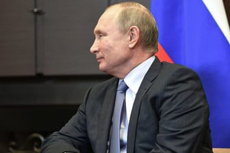Wladimir Putin lädt 44 Staats- und Regierungschefs zum ersten Russland-Afrika-Gipfel nach Sotschi.