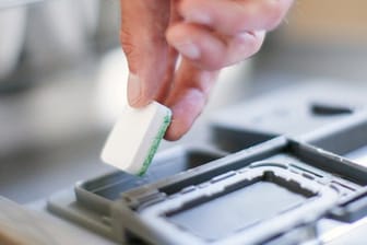 Ein Geschirrspül-Tab: Stiftung Warentest hat die Reinigungsleistung von Tabs und Pulvern für die Spülmaschine überprüft.