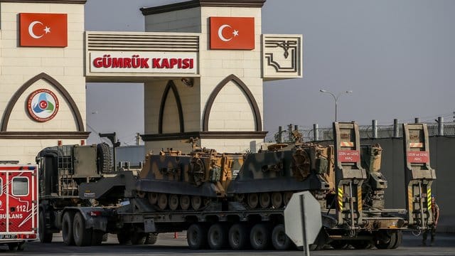 Nachschub: Ein Lkw der türkischen Streitkräfte, bringt gepanzerte Personentransporter über die Grenze zu Syrien. Nachschub: Ein Lkw der türkischen Streitkräfte, bringt gepanzerte Personentransporter über die Grenze zu Syrien.
