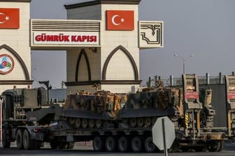 Nachschub: Ein Lkw der türkischen Streitkräfte, bringt gepanzerte Personentransporter über die Grenze zu Syrien.