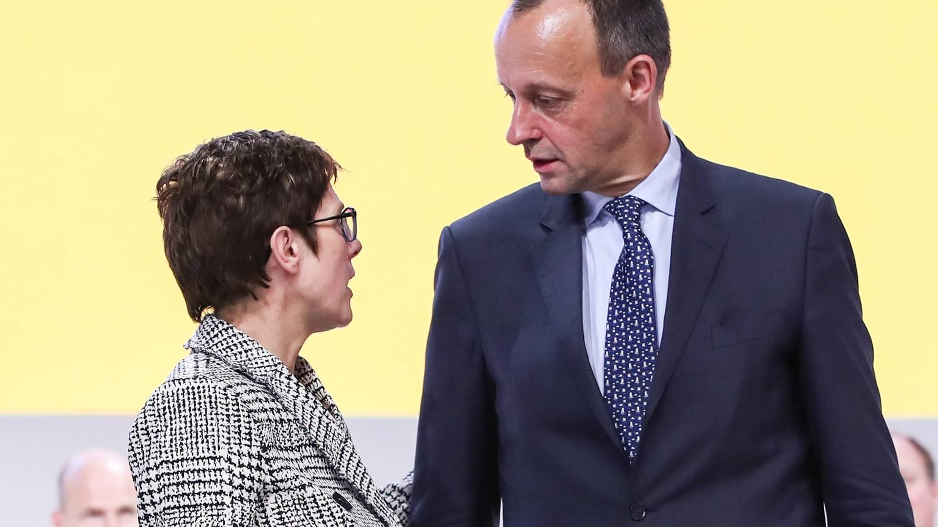 Verteidigungsministerin und Parteichefin Annegret Kramp-Karrenbauer und CDU-Politiker Friedrich Merz. Der lobte den Vorschlag seiner früheren Konkurrentin überschwänglich.