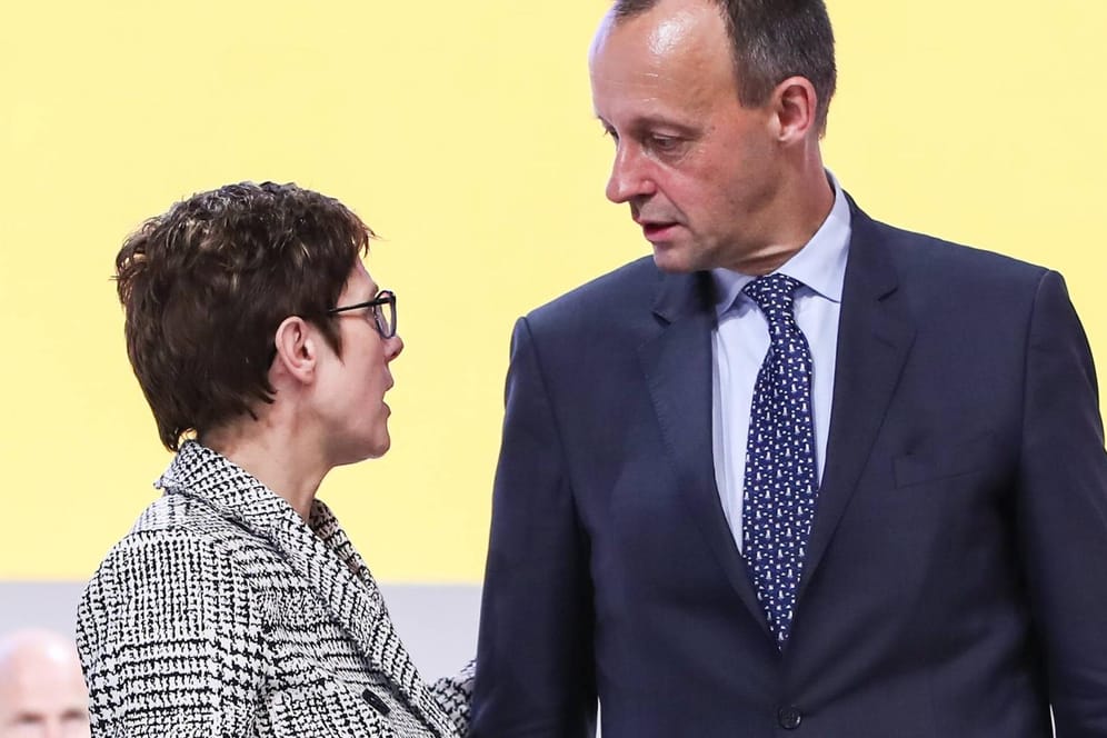 Verteidigungsministerin und Parteichefin Annegret Kramp-Karrenbauer und CDU-Politiker Friedrich Merz. Der lobte den Vorschlag seiner früheren Konkurrentin überschwänglich.