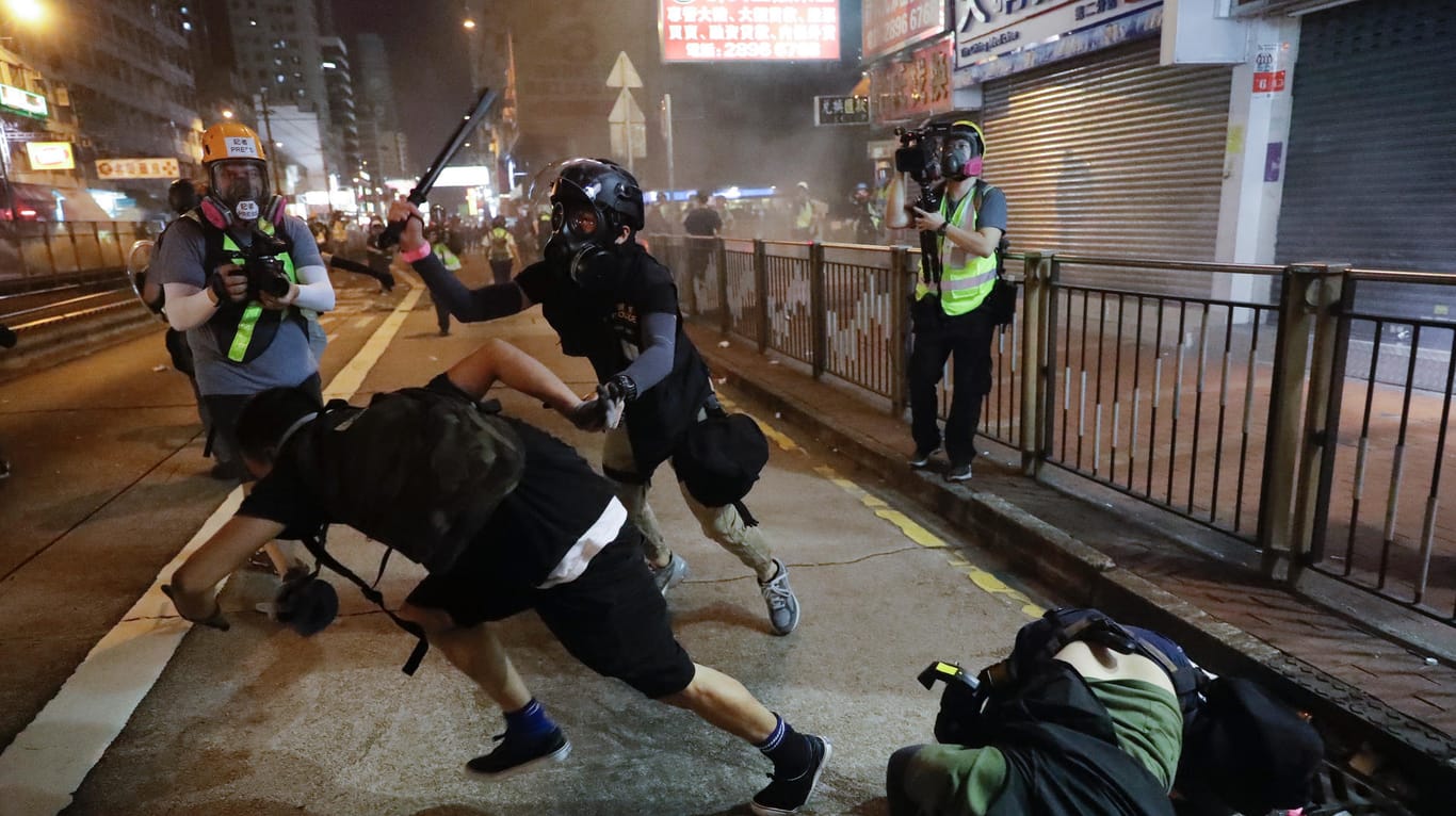 Trotz eines Verbots haben in Hongkong wieder Zehntausende Menschen gegen die Regierung protestiert.