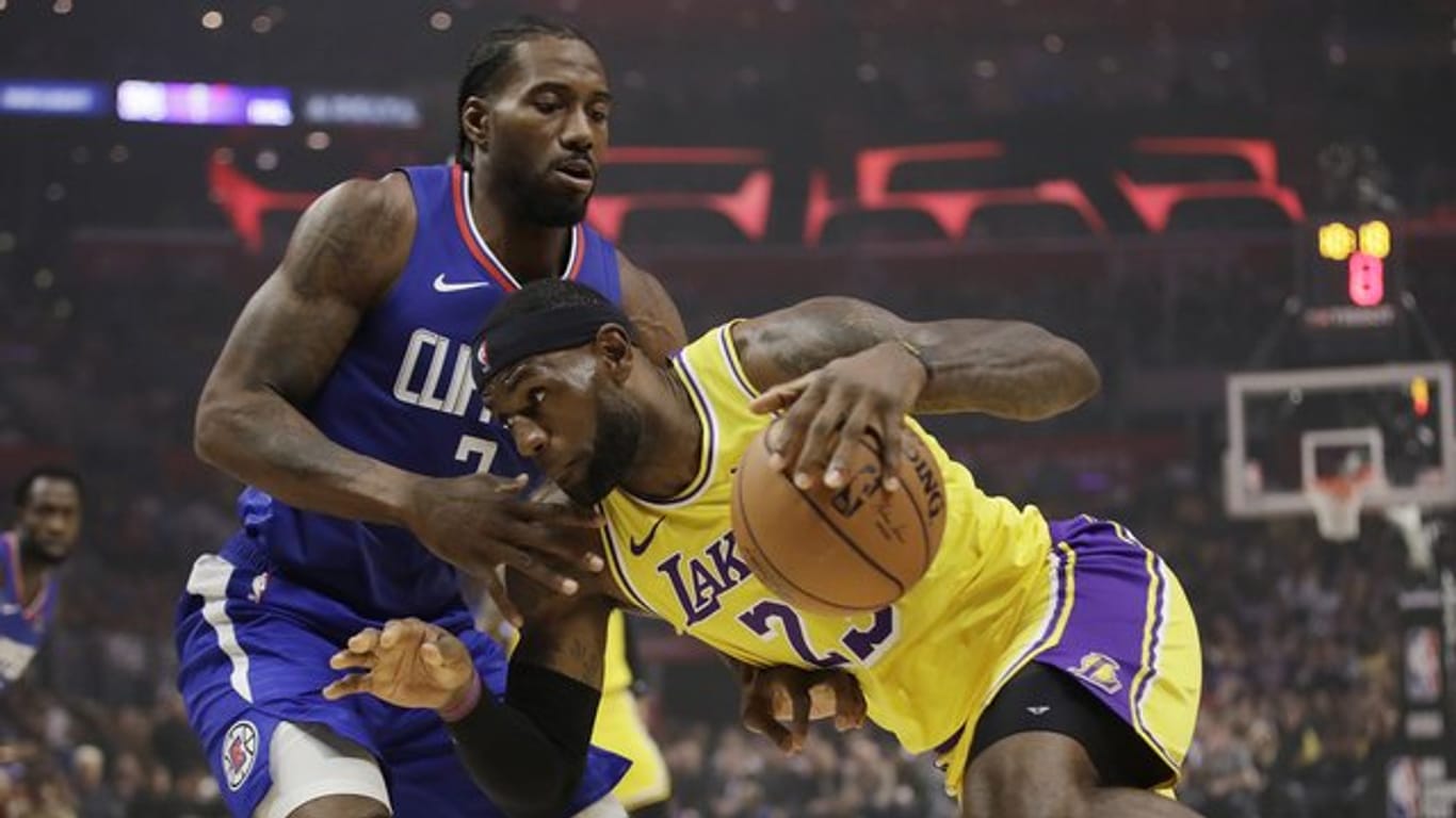 Lakers-Superstar LeBron James im versucht an Kawhi Leonard (l) von den Los Angeles Clippers vorbeizukommen.