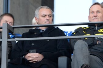 Jose Mourinho (l.) und Hans-Joachim Watzke im Februar 2016 bei einem Auswärtsspiel von Borussia Dortmund im Berliner Olympiastadion.