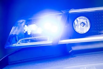 Blaulicht der Polizei: Zwei Kinder haben in Bayern für Aufruhr gesorgt. (Symbolbild)