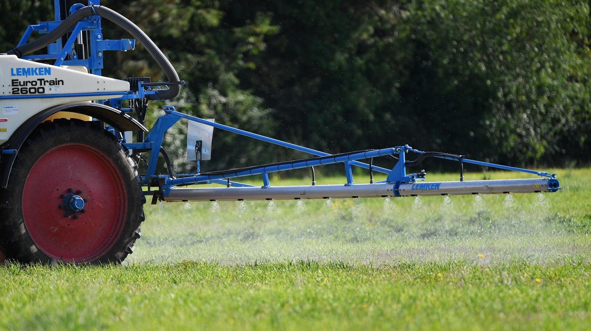 Ein Trecker mit Spritzanlage auf dem Feld: Das Pflanzenschutzmittel Glyphosat sollte auf keinen Fall in Gewässer gelangen.