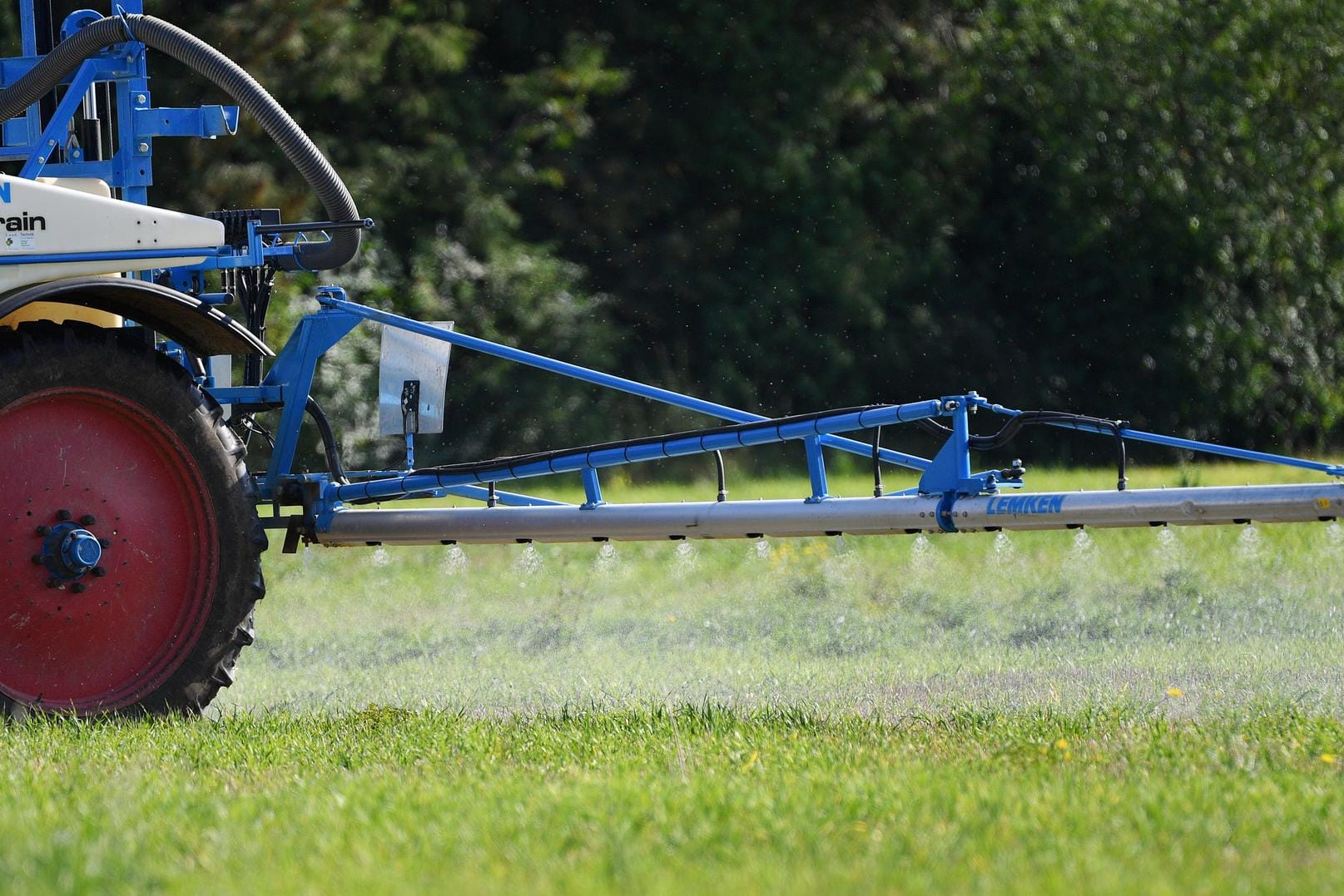 Ein Trecker mit Spritzanlage auf dem Feld: Das Pflanzenschutzmittel Glyphosat sollte auf keinen Fall in Gewässer gelangen. Ein Trecker mit Spritzanlage auf dem Feld: Das Pflanzenschutzmittel Glyphosat sollte auf keinen Fall in Gewässer gelangen.
