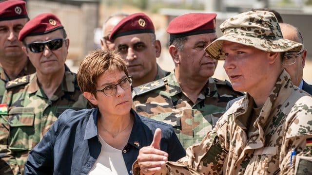 Irak-Besuch: Verteidigungsministerin Annegret Kramp-Karrenbauer spricht in Bnaslawa mit einem Soldaten der Bundeswehr, der die Ausbildung kurdischer Peschmerga im nordirakischen Kurdengebiet unterstüzt.