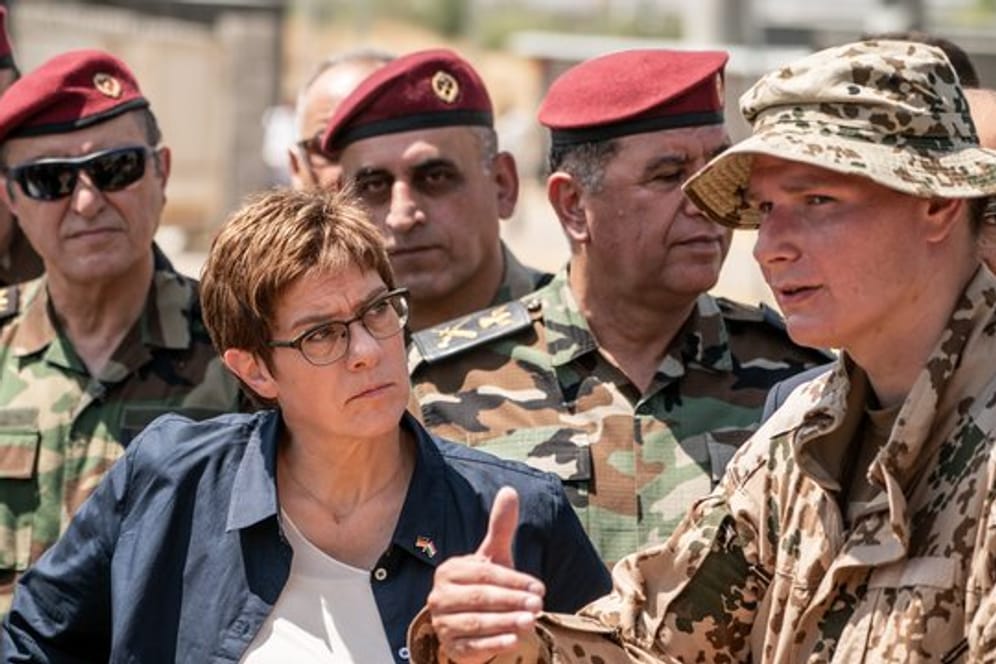 Irak-Besuch: Verteidigungsministerin Annegret Kramp-Karrenbauer spricht in Bnaslawa mit einem Soldaten der Bundeswehr, der die Ausbildung kurdischer Peschmerga im nordirakischen Kurdengebiet unterstüzt.