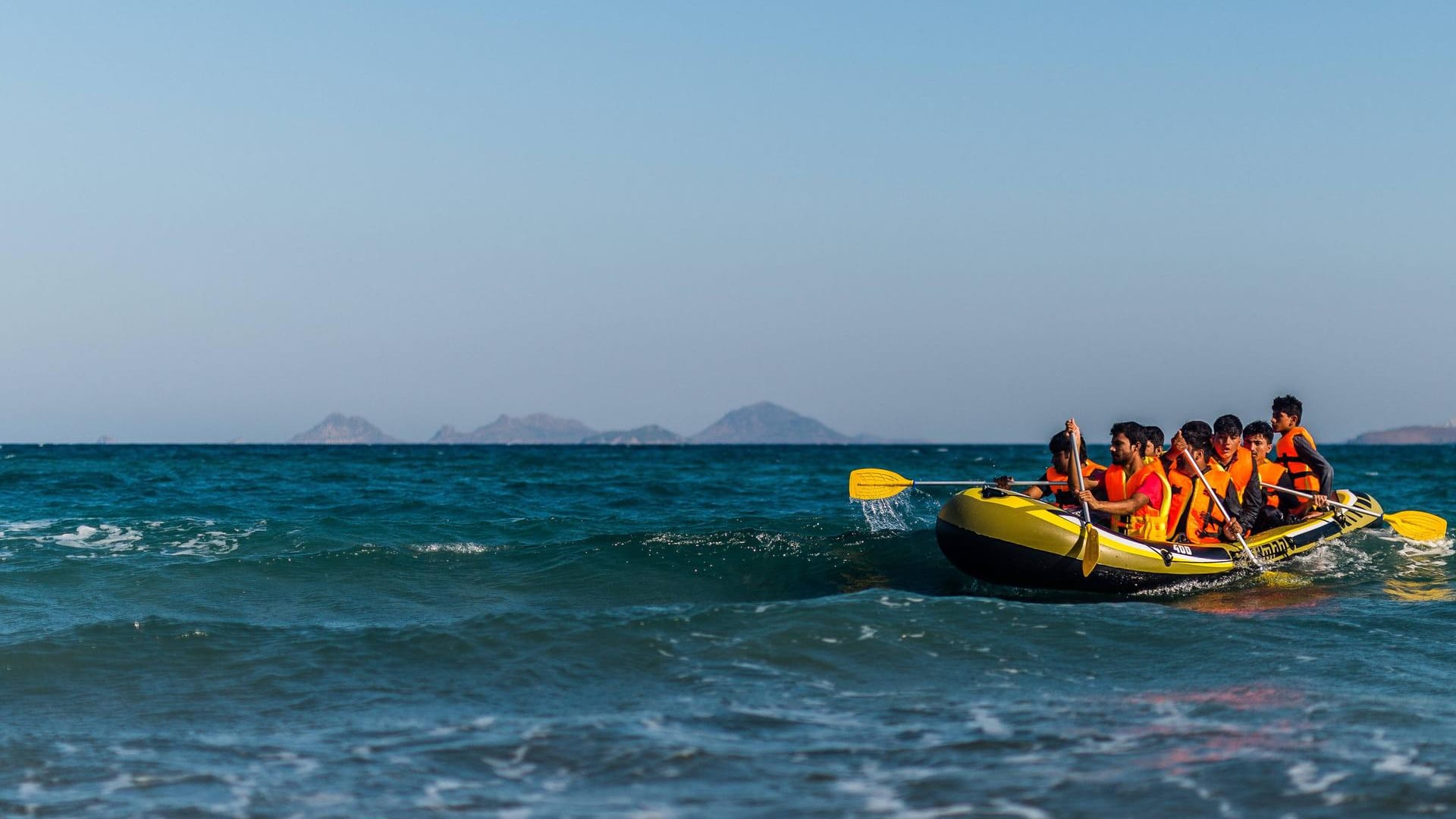 Flüchtlingsboot vor Kos: Mindestens ein Mensch kam bei einem Unfall mit der Küstenwache ums Leben. (Archivbild)