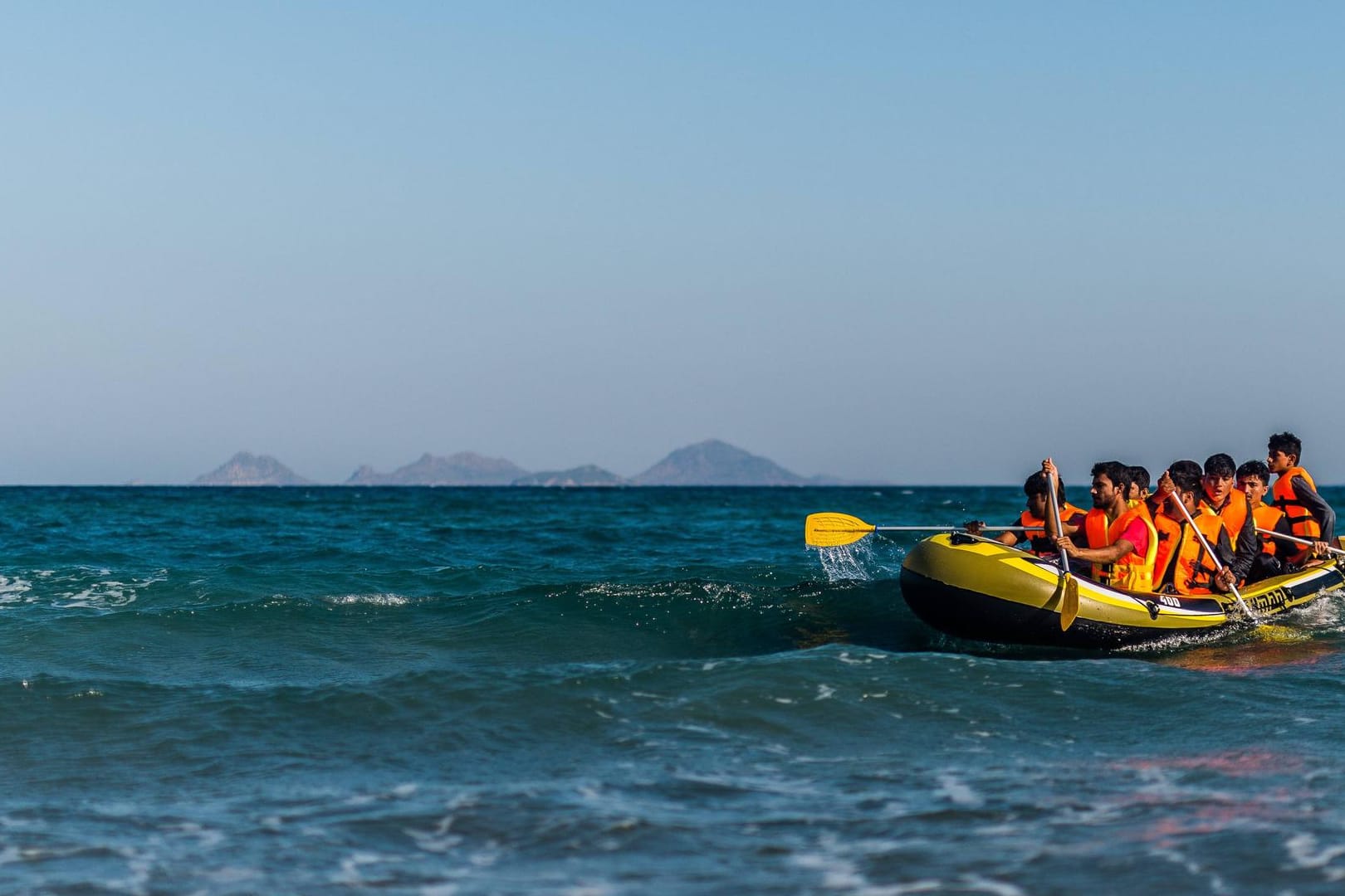 Flüchtlingsboot vor Kos: Mindestens ein Mensch kam bei einem Unfall mit der Küstenwache ums Leben. (Archivbild)