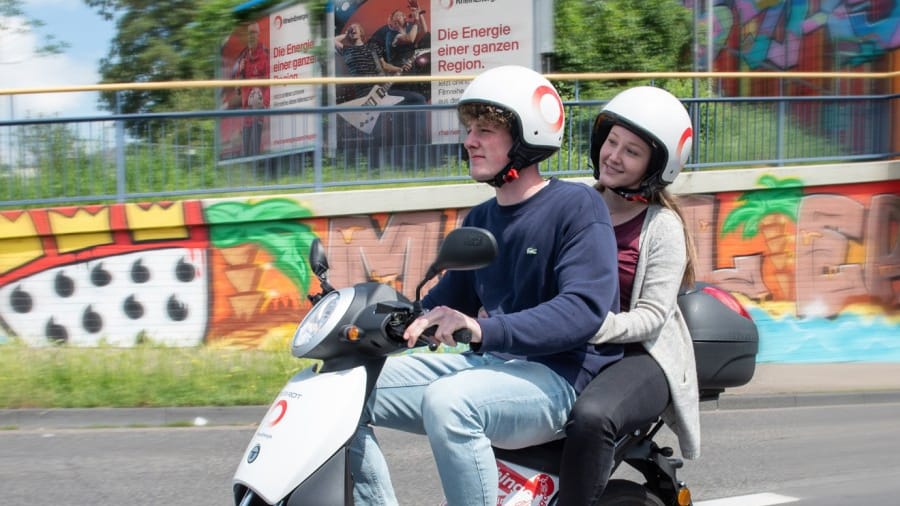 Zwei junge Menschen auf einem Elektro-Roller: In Köln erweitert "rhingo" sein Geschäftsgebiet. Zwei junge Menschen auf einem Elektro-Roller: In Köln erweitert "rhingo" sein Geschäftsgebiet.