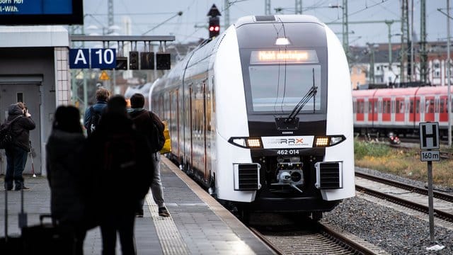 Ein RRX des privaten Bahnbetreibers Abellio fährt in den Hauptbahnhof ein. Ein RRX des privaten Bahnbetreibers Abellio fährt in den Hauptbahnhof ein.