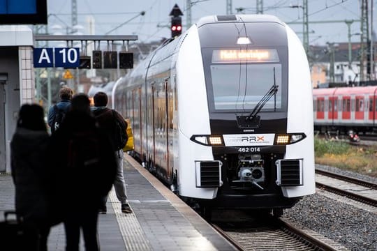 Ein RRX des privaten Bahnbetreibers Abellio fährt in den Hauptbahnhof ein.