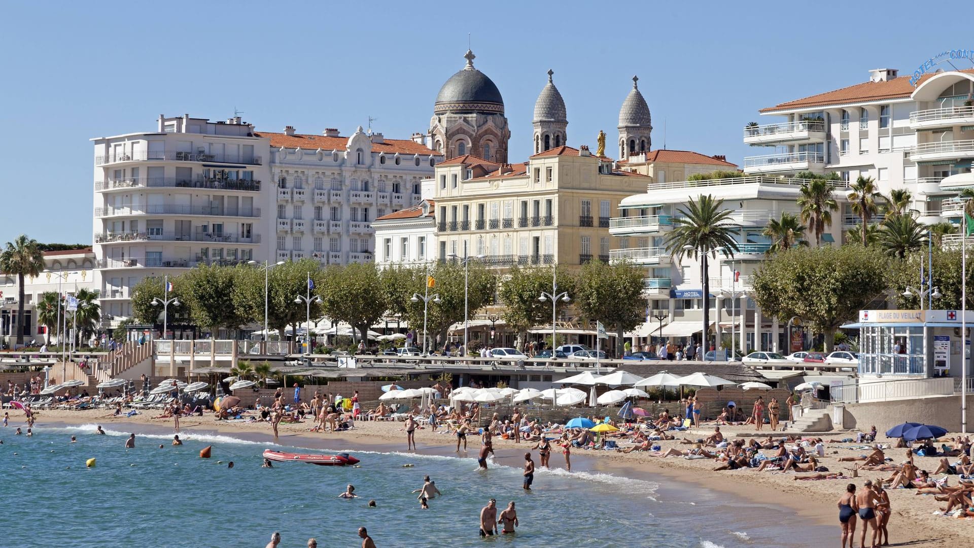 Der französische Urlaubsort Saint-Raphaël: Wie viele Männer noch im Museum sind, ist unklar.