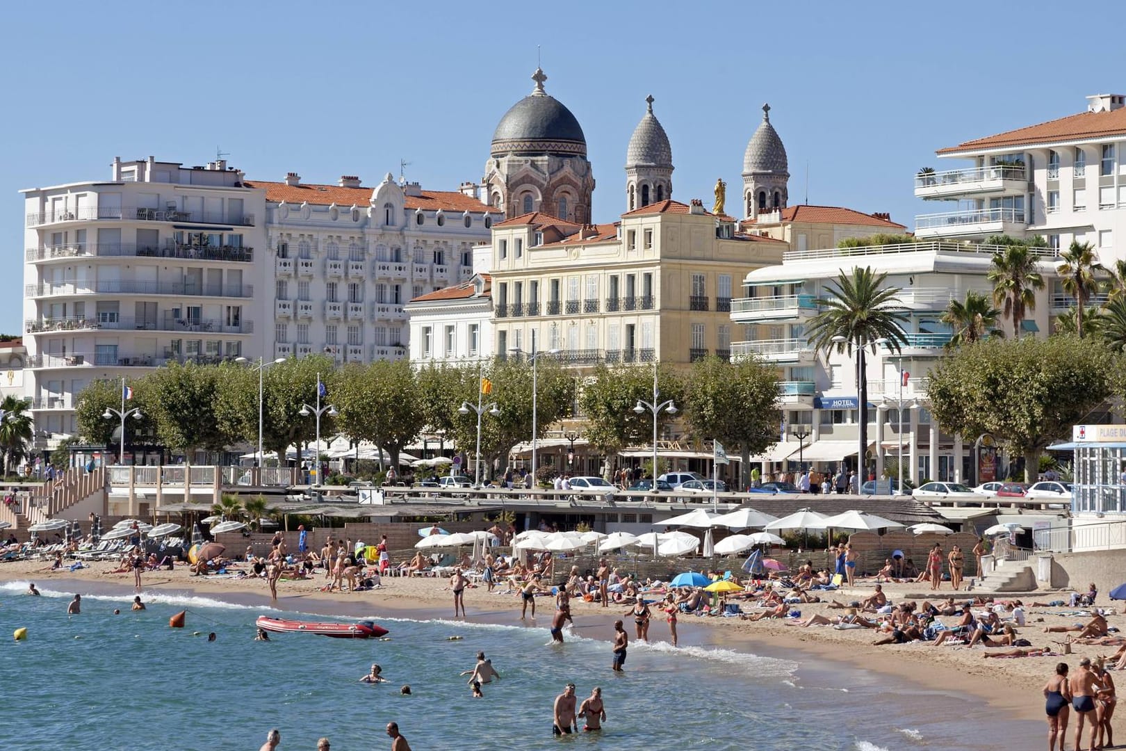 Der französische Urlaubsort Saint-Raphaël: Wie viele Männer noch im Museum sind, ist unklar.
