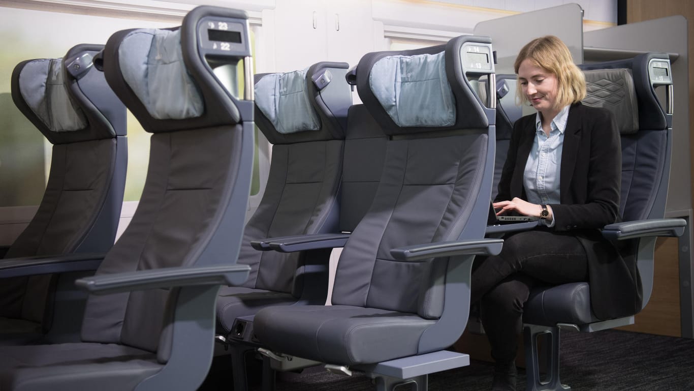 Eine Frau sitzt in den neuen Bahnsitzen: Die Sitze werden ab März 2020 in den ICE 4 Zügen verbaut.