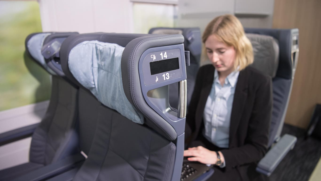 Eine Frau arbeitet am Laptop in einem der neuen ICE-Sitze: In die neuen Sitze ist auch eine Reservierungsanzeige integriert.