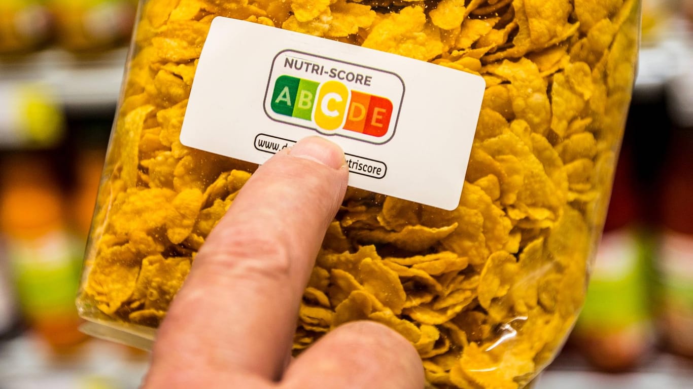 Die "Nutri-Score"-Ampel auf einer Packung Cornflakes: Laut Foodwatch will Aldi die Lebensmittelampel bald einführen.