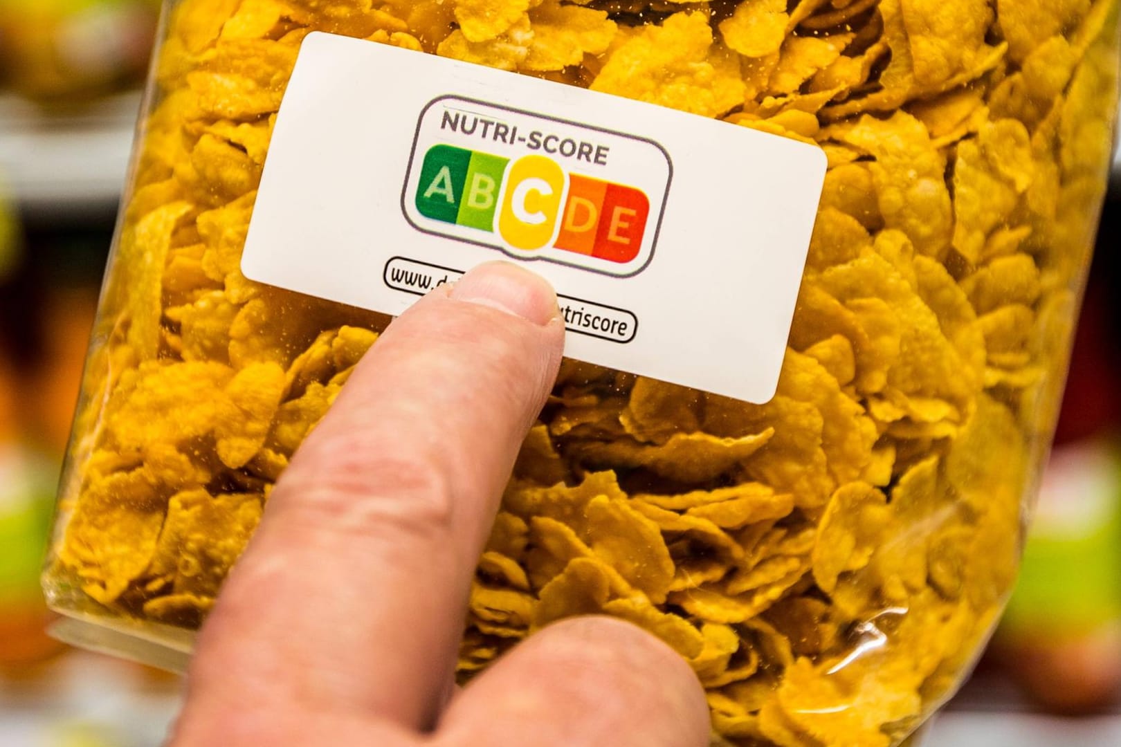 Die "Nutri-Score"-Ampel auf einer Packung Cornflakes: Laut Foodwatch will Aldi die Lebensmittelampel bald einführen.