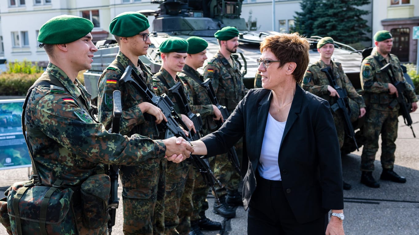 Verteidigungsministerin Annegret Kramp-Karrenbauer (CDU): Hat in ihren ersten drei Monaten zwei symbolische Maßnahmen durchgesetzt.