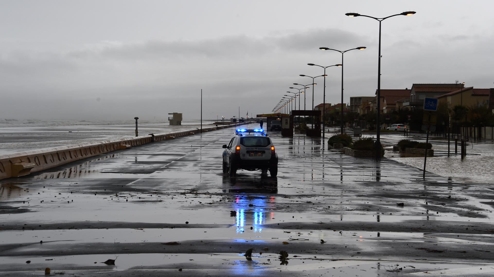 Nach den nächtlichen Stürmen an der Strandpromenade von Narbonne: Verkehrsbehinderungen und Schäden sind die Folgen des Unwetters.