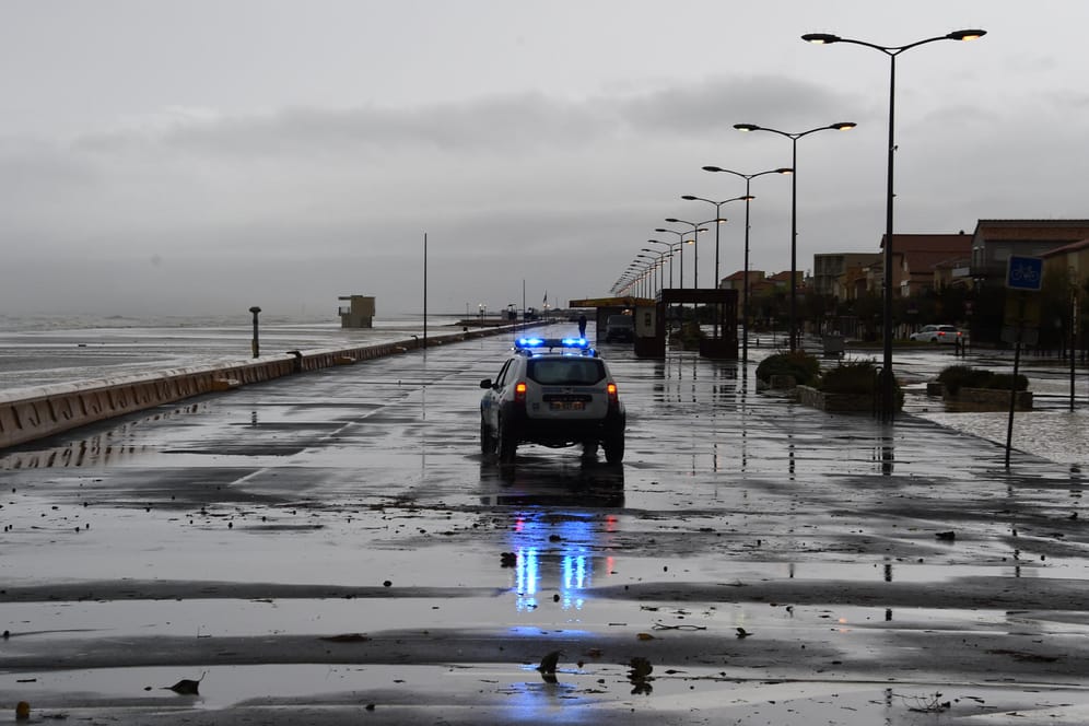 Nach den nächtlichen Stürmen an der Strandpromenade von Narbonne: Verkehrsbehinderungen und Schäden sind die Folgen des Unwetters.