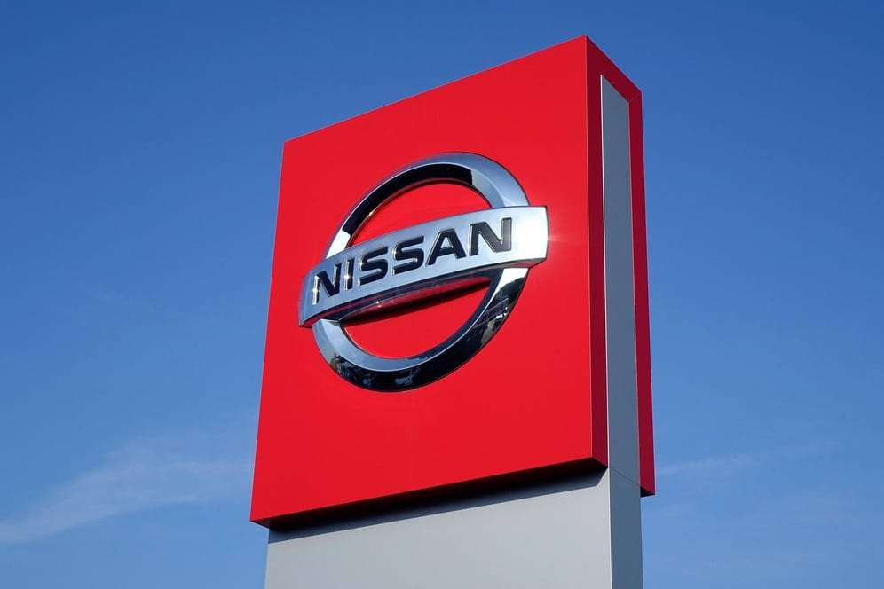 Logo an einem Autohaus von Nissan: Laut Insidern plant der kriselnde Autobauer die Einstellung einer seiner Billigmarken.