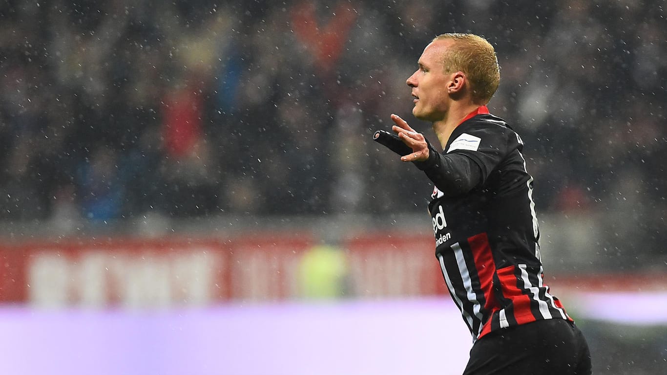 Sebastian Rode läuft durch den Regen: Der 29-Jährige will bei Eintracht Frankfurt bis zu seinem Karriereende bleiben.
