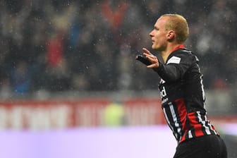Sebastian Rode läuft durch den Regen: Der 29-Jährige will bei Eintracht Frankfurt bis zu seinem Karriereende bleiben.