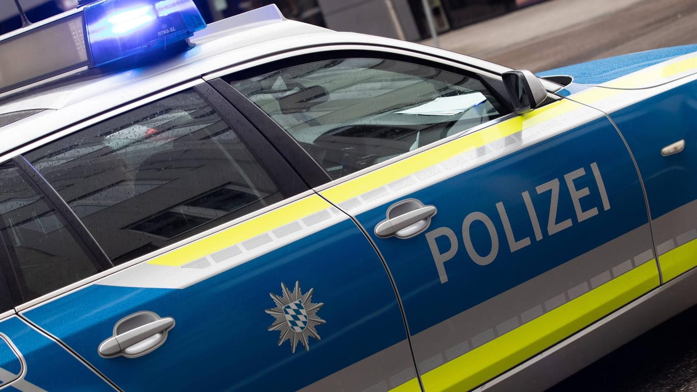 Polizei in Bayern: Ein Mann kam bei einem Unfall ums Leben und wurde erst eine Woche später gefunden. (Symbolbild)