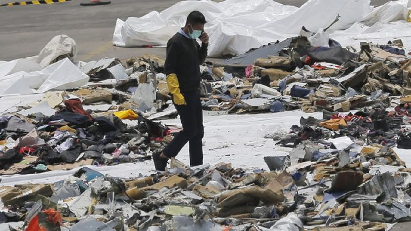 Ein Ermittler inmitten von Trümmern der Boeing 737 Max von Lion Air.