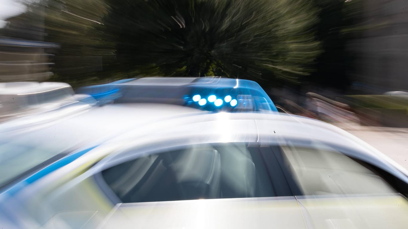 Das Blaulicht eines Polizeiwagens leuchtet: In Mainz hat ein Opfer seinen Angreifer überwältigt.