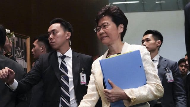 Carrie Lam, Regierungschefin der chinesischen Sonderverwaltungszone Hongkong, steht politisch unter höchstem Druck. Carrie Lam, Regierungschefin der chinesischen Sonderverwaltungszone Hongkong, steht politisch unter höchstem Druck.