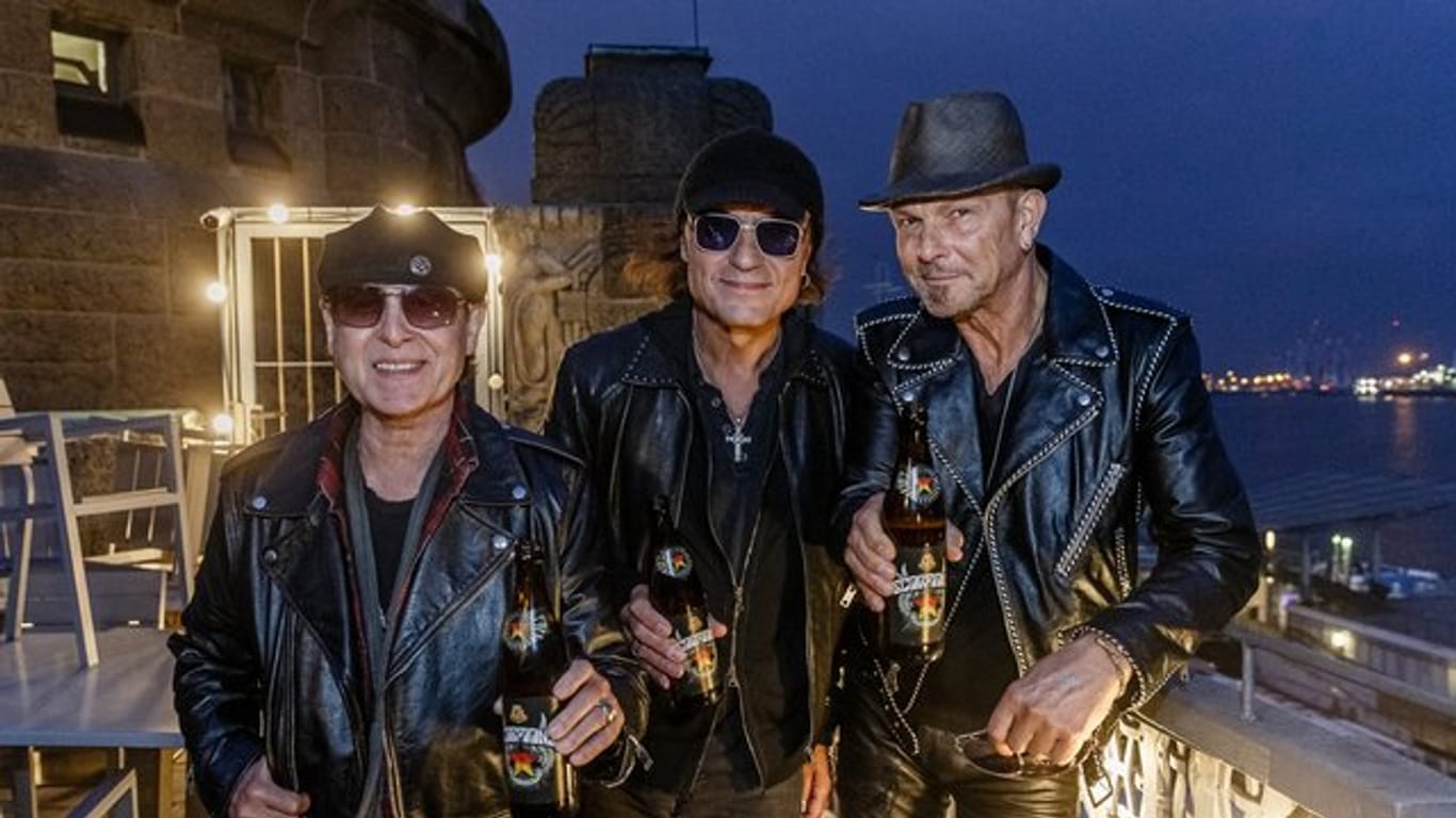 Klaus Meine (l-r), Matthias Jabs und Rudolf Schenker stellen in Hamburg ihr Scorpions-Bier vor.