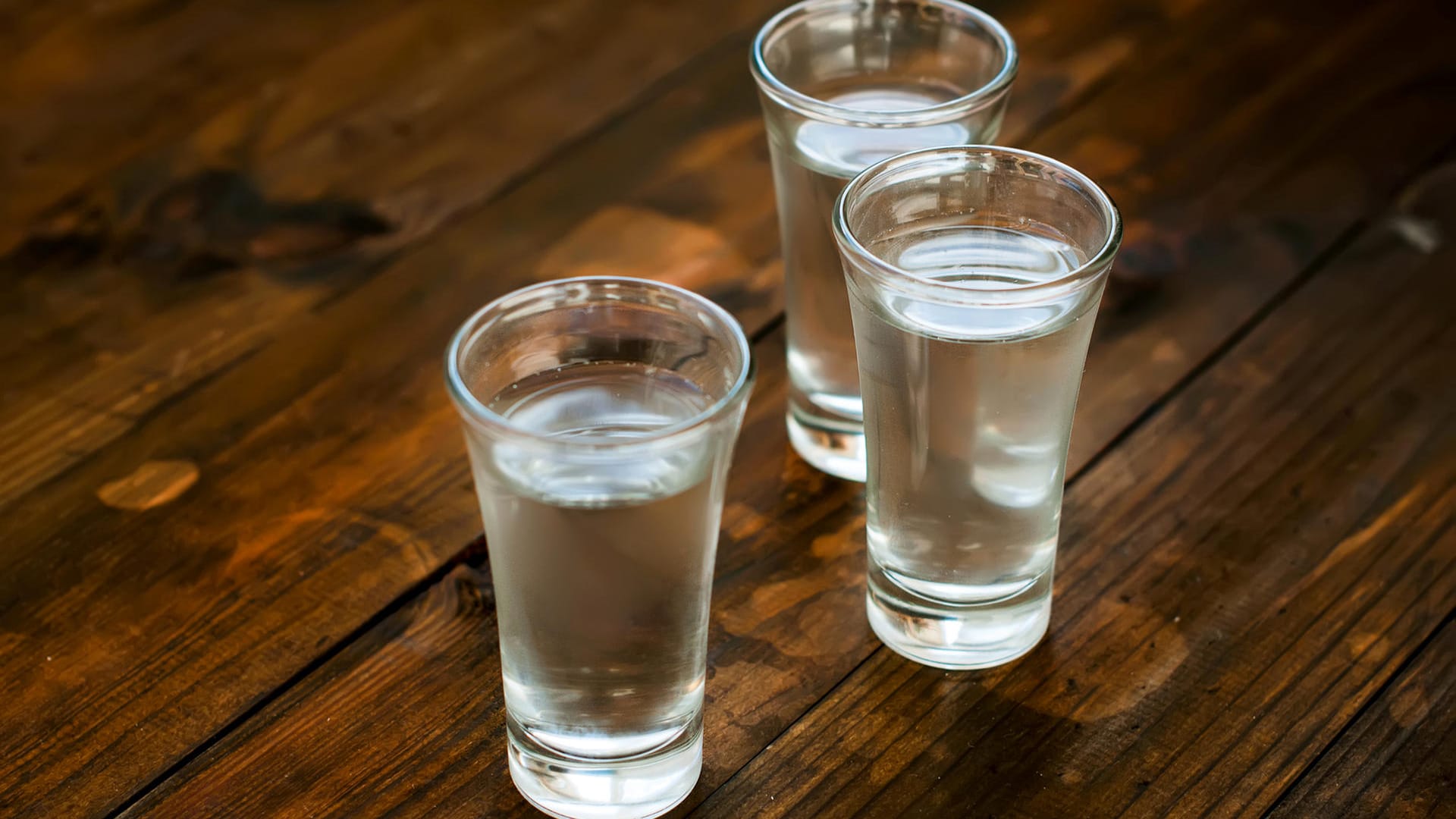 Stamperl mit klarem Schnaps: Alkohol hat eine betäubende Wirkung auf den ganzen Körper.