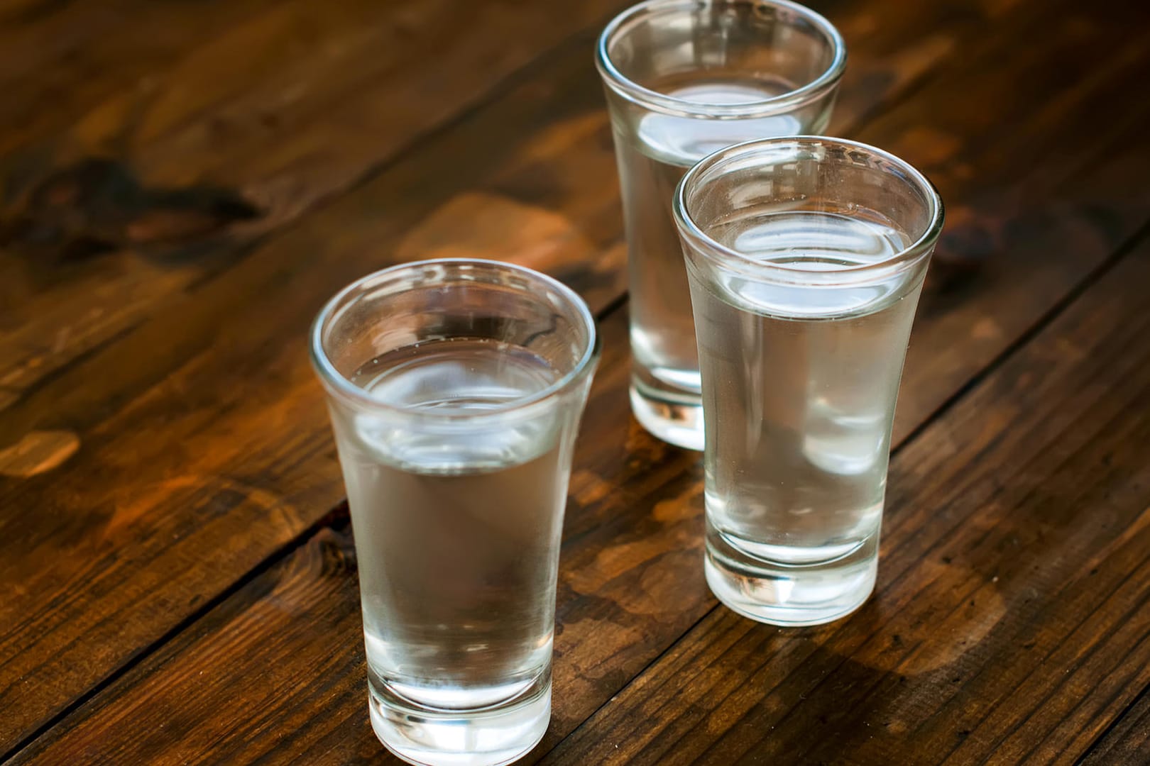 Stamperl mit klarem Schnaps: Alkohol hat eine betäubende Wirkung auf den ganzen Körper.