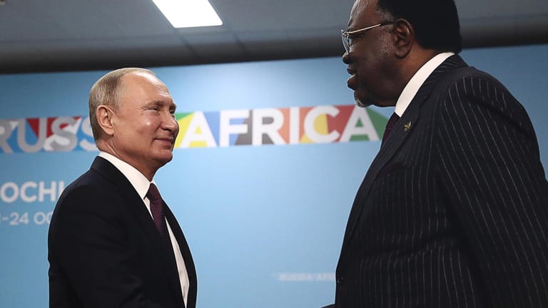 Sotschi: Wladimir Putin begrüßt Hage Geingob, den Präsidenten von Namibia.