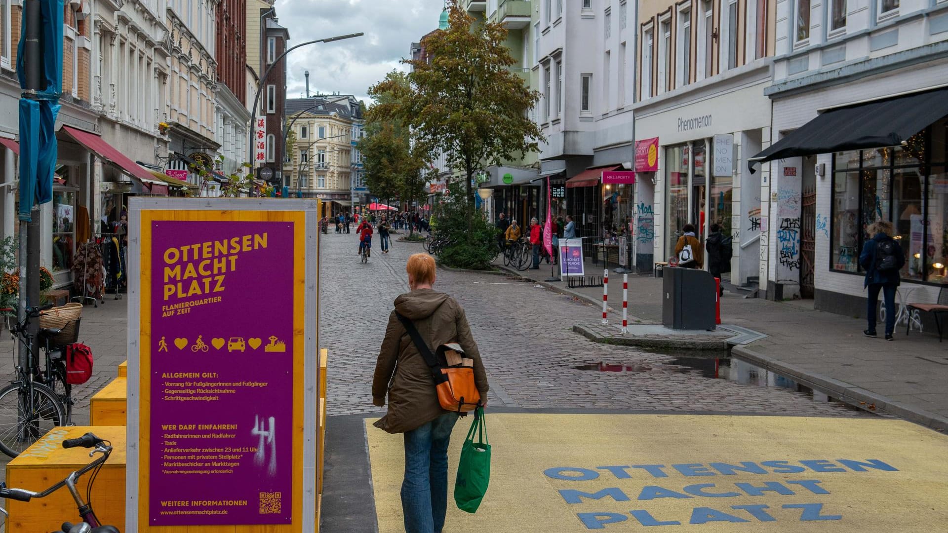 Blick auf die Ottenser Hautpstraße in Hamburg: Hier beginnt der autofreie Bereich.