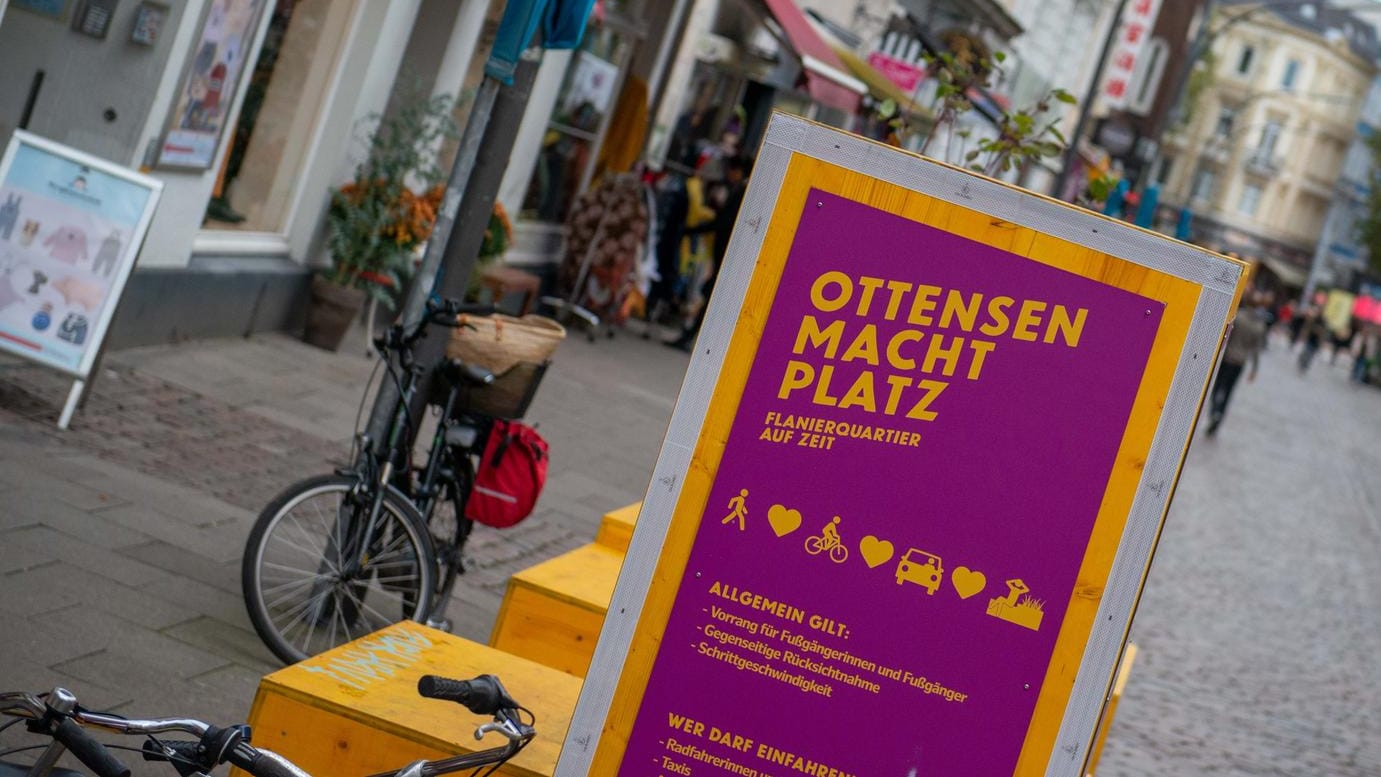 Schild mit Aufschrift "Ottensen macht Platz": In Altona wird ein Verkehrsexperiment veranstaltet.