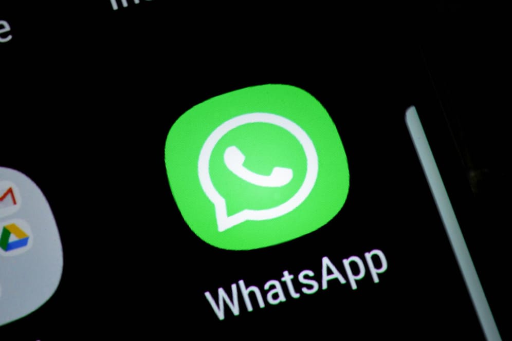 Das Logo von WhatsApp auf einem Smartphone: Eine neue Funktion soll verhindern, dass Nutzer ungewollt Gruppen hinzugefügt werden.