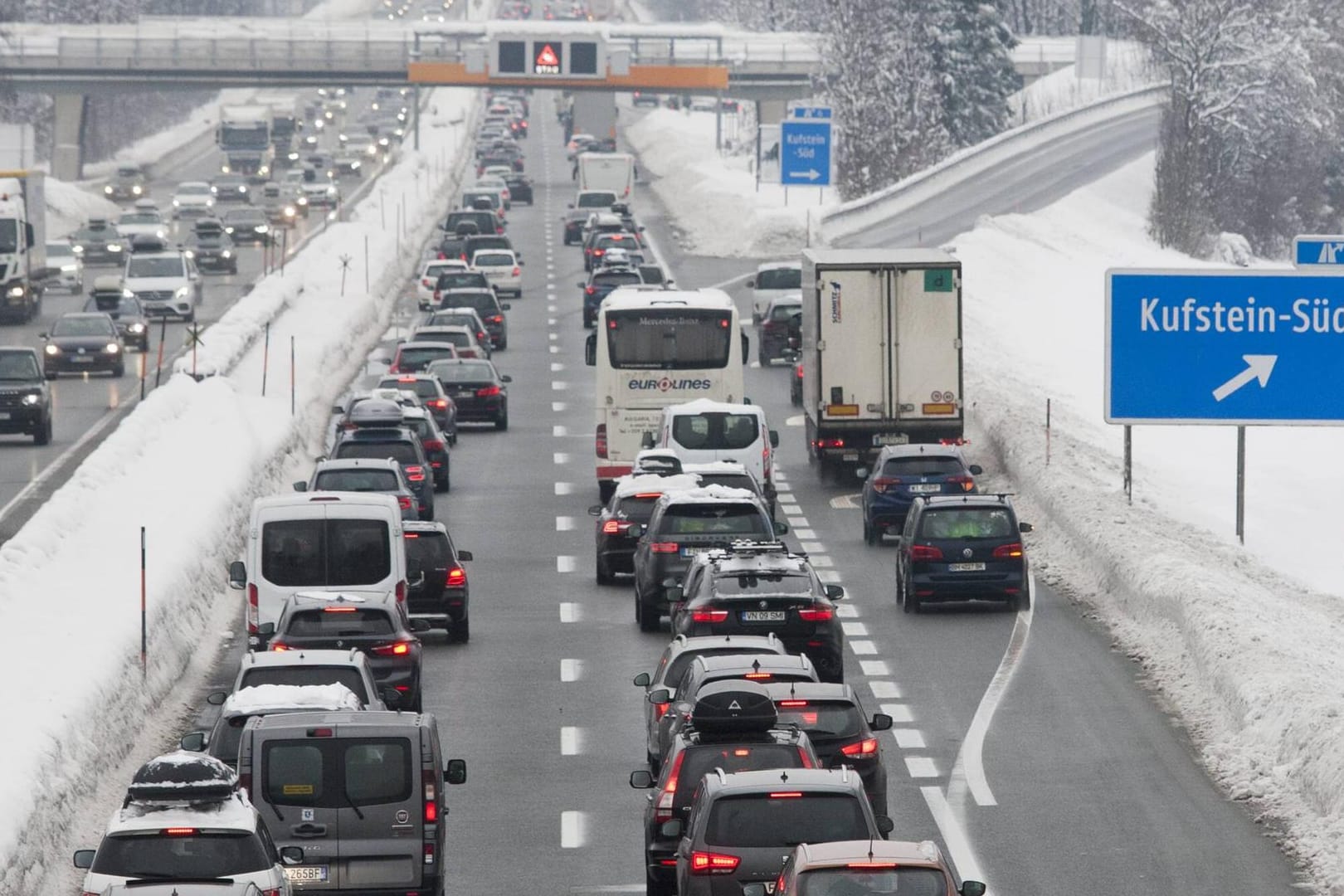 Stau auf der Inntalautobahn Tirol hatte bereits im Sommer Wochenendfahrverbote fuer den Grossraum Innsbruck sowie die Bezirke Reutte und Kufstein eingefuehrt