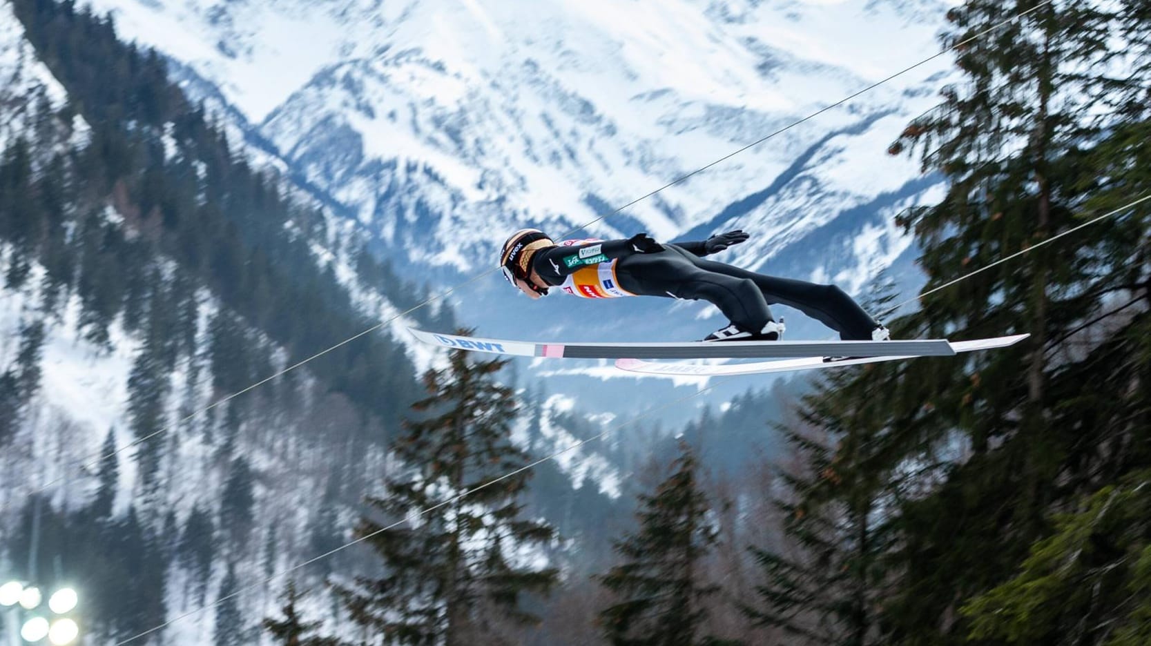 Ryoyu Kobayashi in der Luft: Vergangene Saison beherrschte der Japaner die Konkurrenz nach Belieben. In 21 von 28 Einzelspringen stand er auf dem Podest.